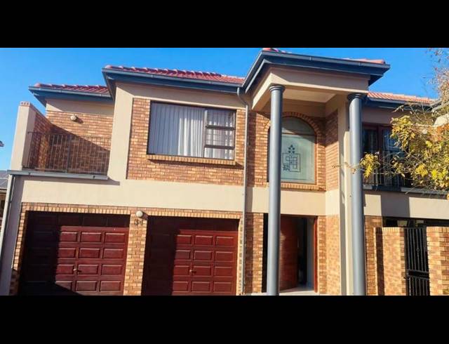 4 BEDROOM HOUSE FOR SALE IN VAN RIEBEECK PARK